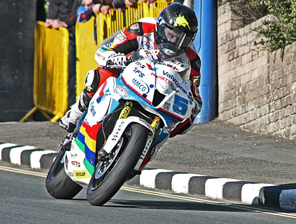 Bruce Anstey auf dem Supersport-Motorrad mit angehobenem Vorderrad auf Bray Hill