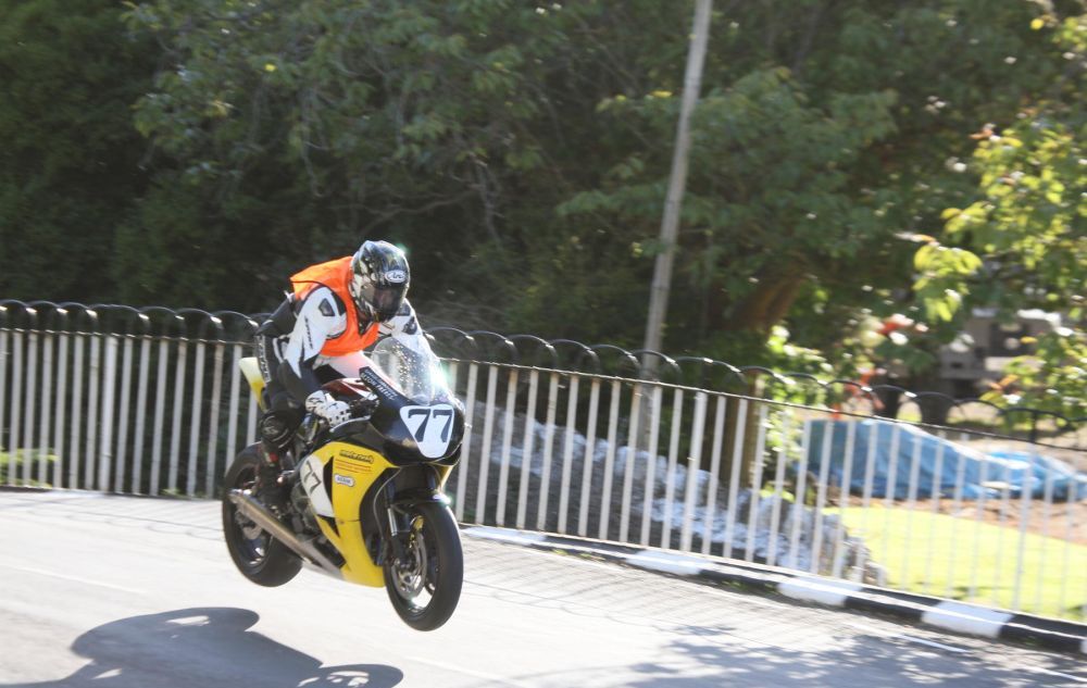 Hervé Gantner mit angehobenem Vorderrad an der Ballaugh Bridge, TT 2010