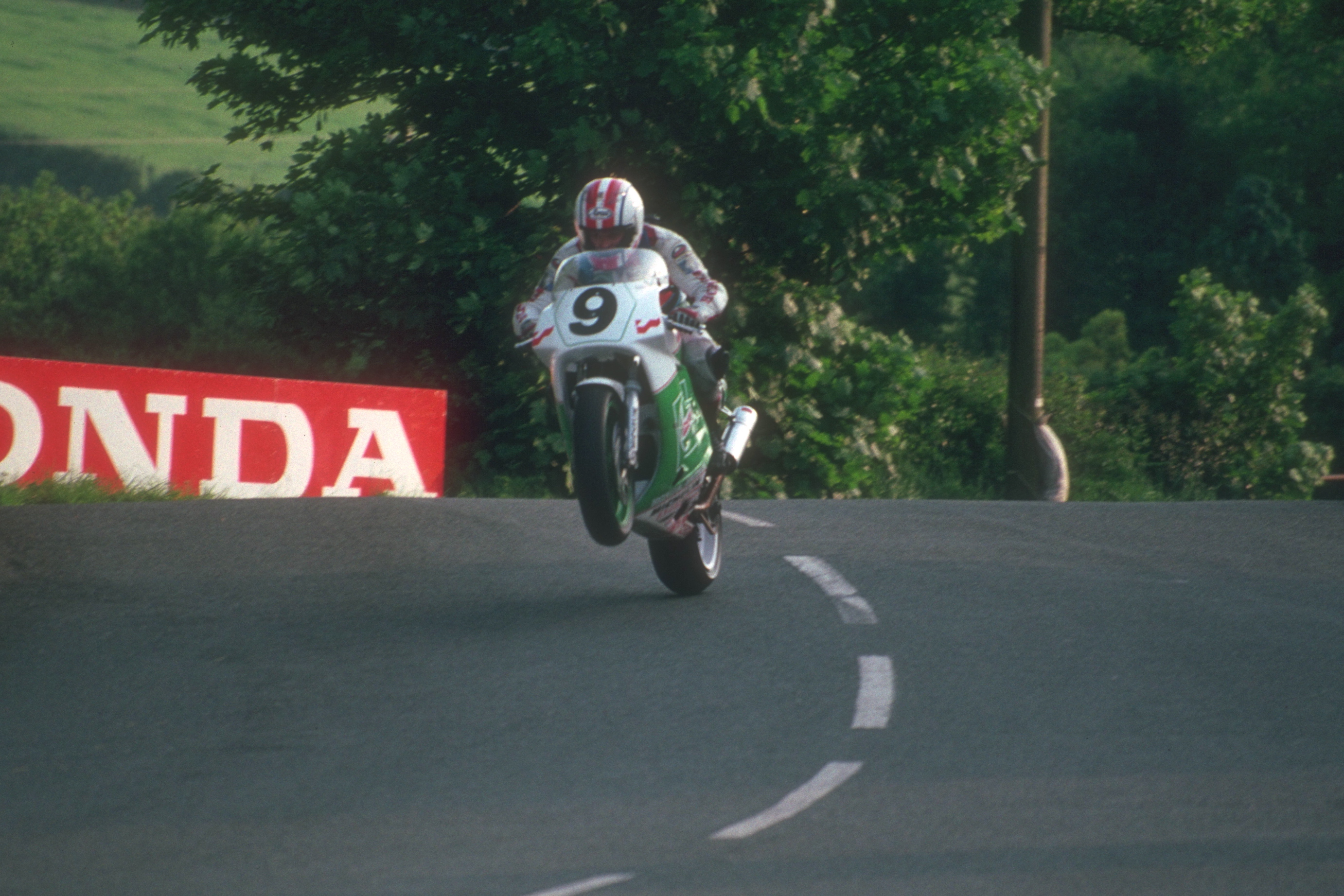 Phillip McCallen mit beiden Rädern in der Luft an der Ballaugh Bridge